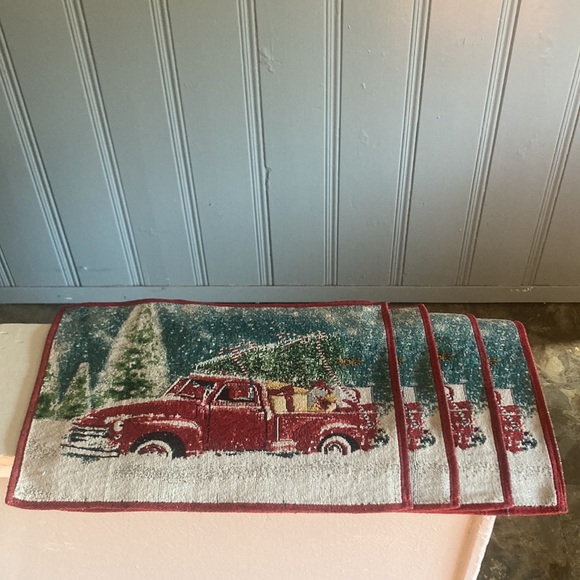 Brand NWT Set of 4- Beautiful Holiday Red Farm Truck Tapestry Placemats 13x18 - Picture 15 of 15